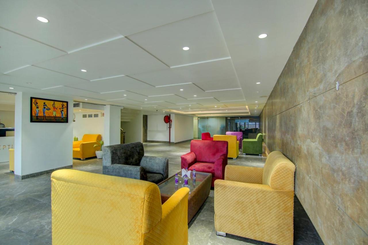 Townhouse Oak Hotel Dev Palace Делхи Екстериор снимка