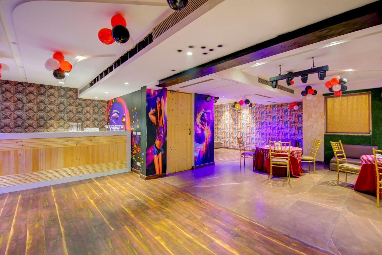 Townhouse Oak Hotel Dev Palace Делхи Екстериор снимка