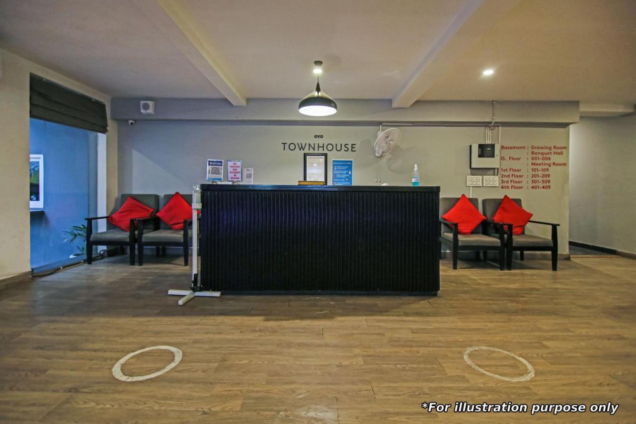 Townhouse Oak Hotel Dev Palace Делхи Екстериор снимка