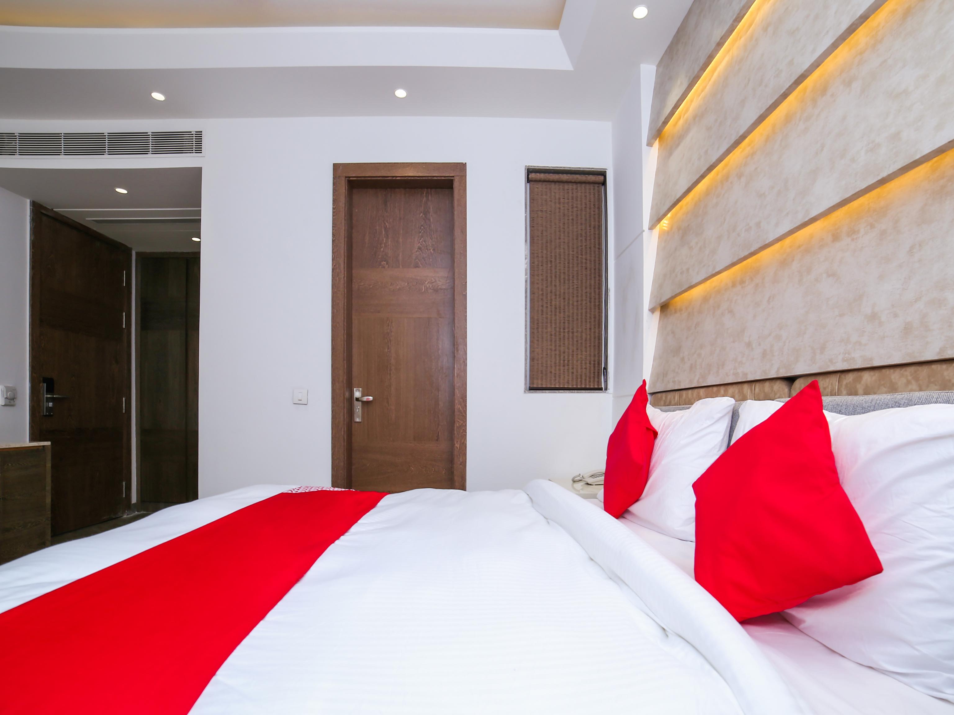 Townhouse Oak Hotel Dev Palace Делхи Екстериор снимка